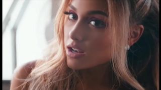 Молодые красотки и знаменитости не стесняются показывать свои прелести публике