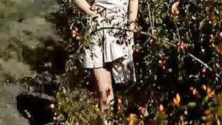 Стройная девушка задирает на природе платье и показывает побритую манду