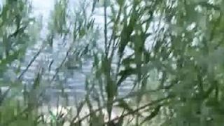 Парень на берегу озера вдул замужней женщине в позе наездницы и раком